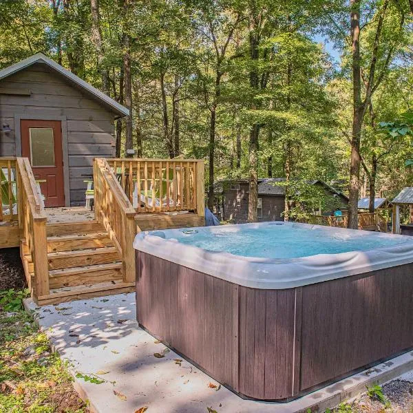 Tiny Cabin Village Private Hot Tub Lynda Cabin，位于查塔努加的酒店