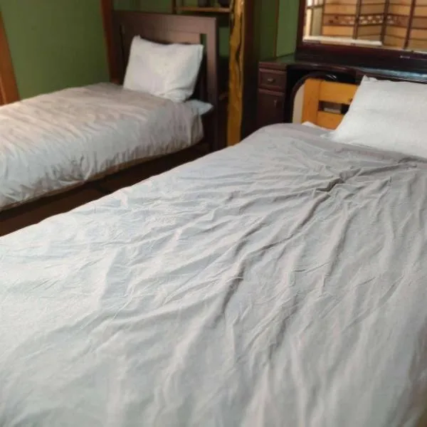 民家の一室1 Private Room in Japanese Vintage House with Tatami, Single Bed, Free Parking, Good to Travel for Tashiro Cats Island，位于东松岛的酒店