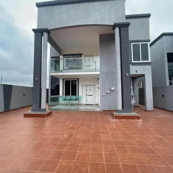 Elegant and Cosy Four Bedroom Home in Accra，位于Afwerasi的酒店