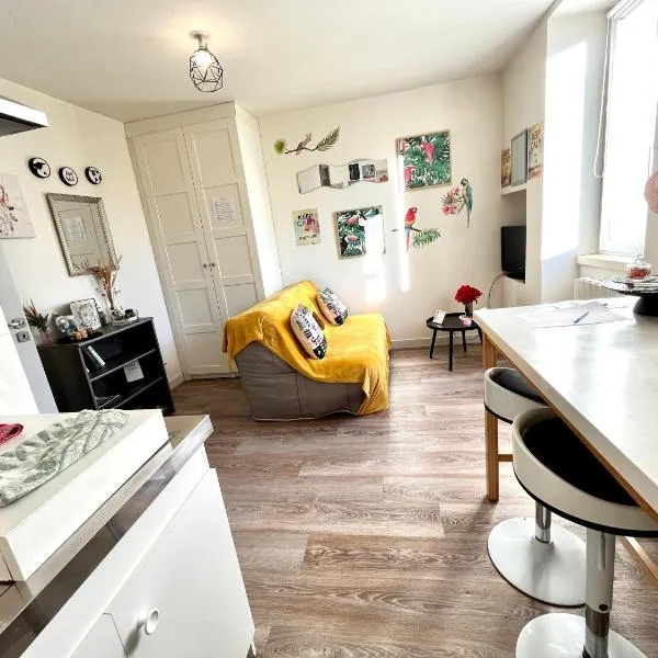 Le Cosy, accès terrasse de l'établissement，位于Rives的酒店