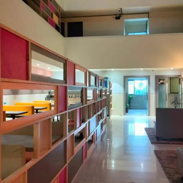 Hotel Sai Nidhi Executive-MindSpace Airoli Navi Mumbai，位于Kālva的酒店
