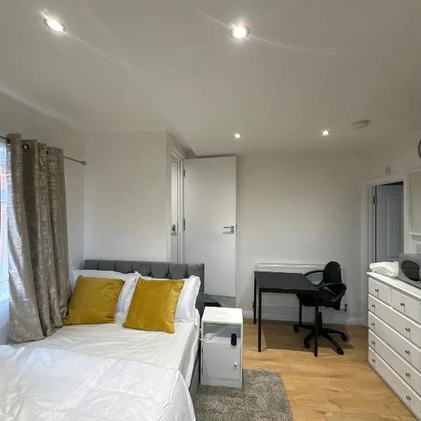 1st Studio Flat With full Private Toilet And Shower With its Own Kitchenette in Keedonwood Road Bromley A Fully Equipped Independent Studio Flat，位于布罗姆利的酒店