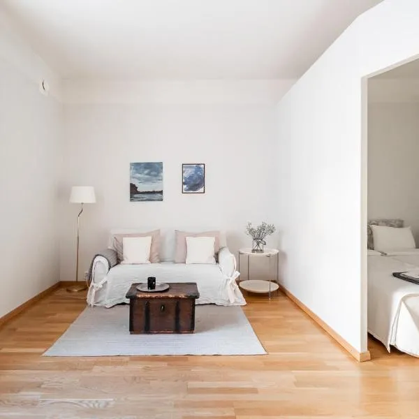 Cozy, spacious and calm apartment - top location，位于赫尔辛基的酒店