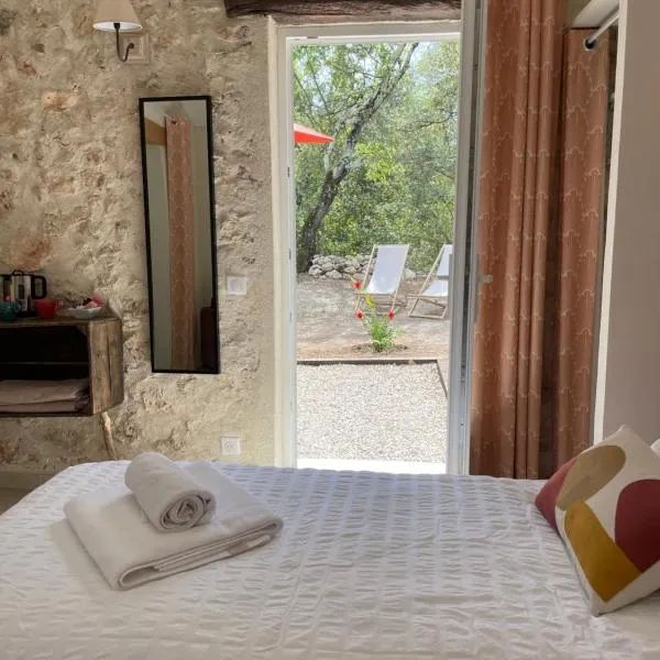 La Parenthèse du Var - Chambre d'hôtes petits déjeuners inclus et terrasse ombragée，位于Saint Antonin du Var的酒店