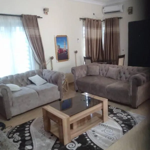 2 bedroom service apartment with full services，位于Agbara的酒店