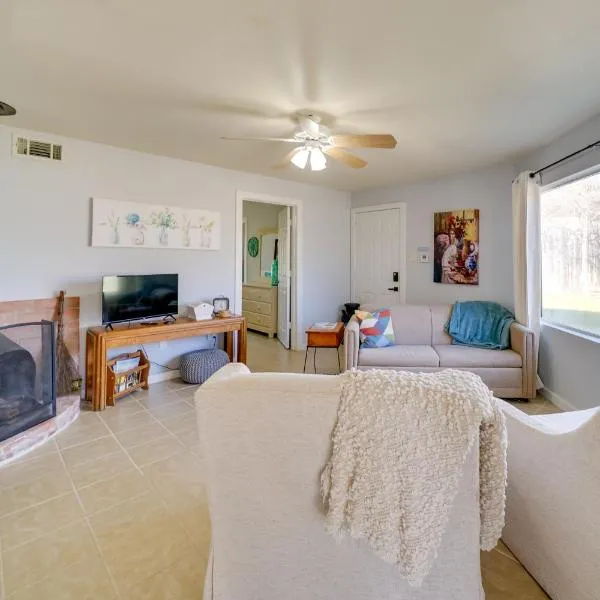 Cozy Bandera Cottage with Medina River Access!，位于班德拉的酒店