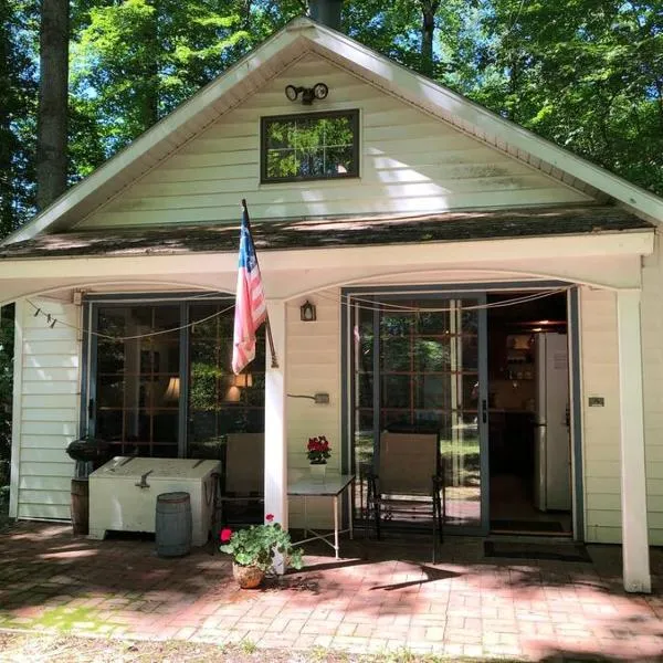 Quiet cottage on wooded property，位于Lusby的酒店