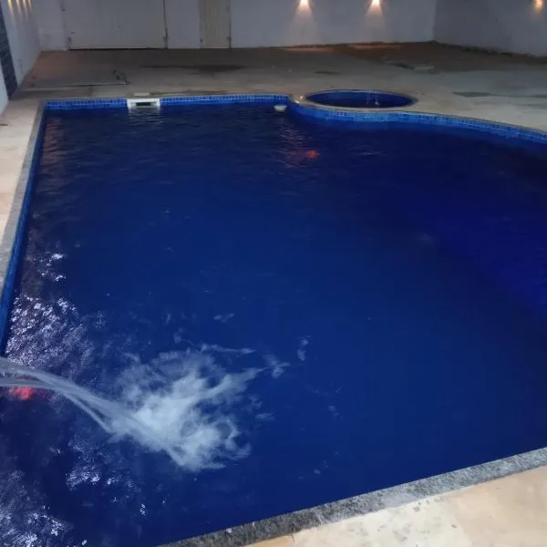 Casa com Piscina, hidromassagem e churrasqueira.，位于卡诺格布拉达的酒店