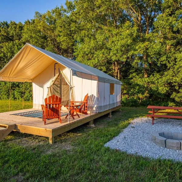 Peaceful Glamping Retreat at Roaring River，位于Cassville的酒店