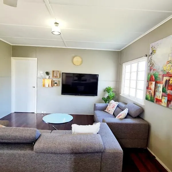 Entire 3 bedroom house 2000 m2 - 5 mins WALK to Torquay Beach, Hervey Bay，位于赫维湾的酒店