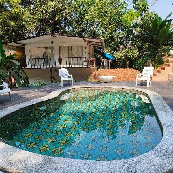 Greek "Jungle Villa", Thalassa Road, Standing alone 3bhk villa with pool，位于西奥利姆的酒店