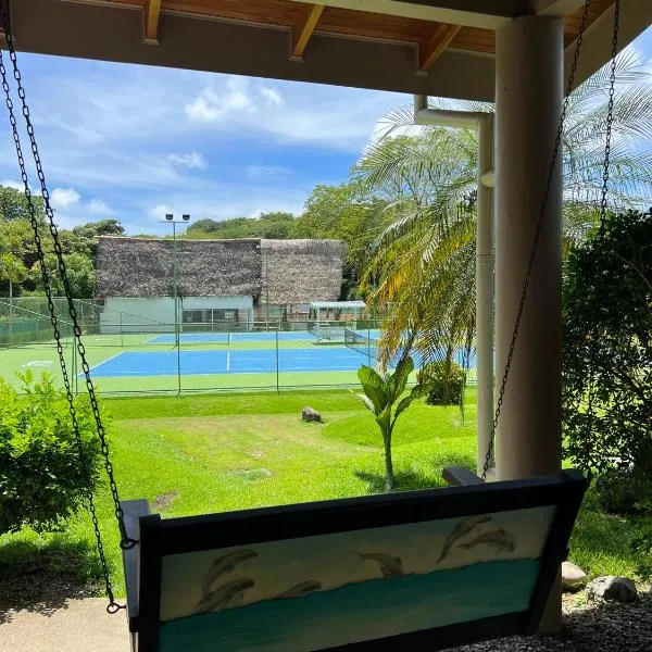 Hidden Paradise Tennis and Pickleball Getaway，位于Esperanza的酒店