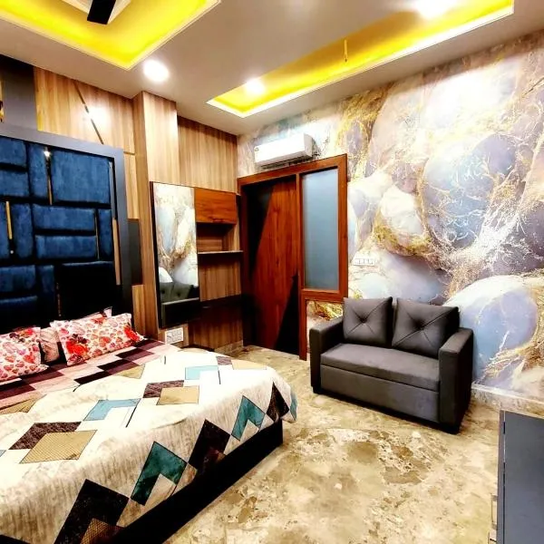 Luxury Family Suite Homestay in Vrindavan with Lobby, Balcony, Kitchen, Washing Machine - Free Wifi, No Parking，位于Beswān的酒店