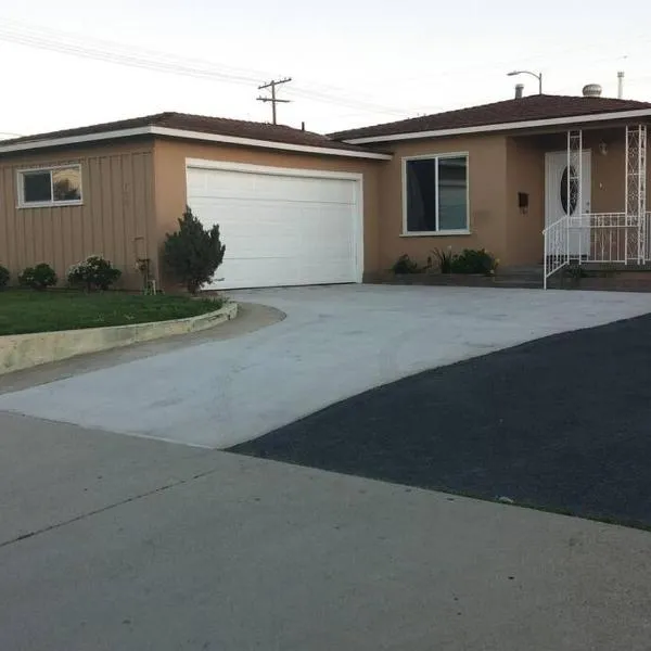 Family getaway 3 BR 2 Bath home in Lomita, CA.，位于长滩的酒店