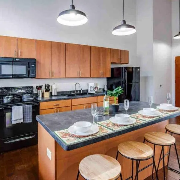 NY Style Centric Loft with King Bed by Park av，位于罗切斯特的酒店