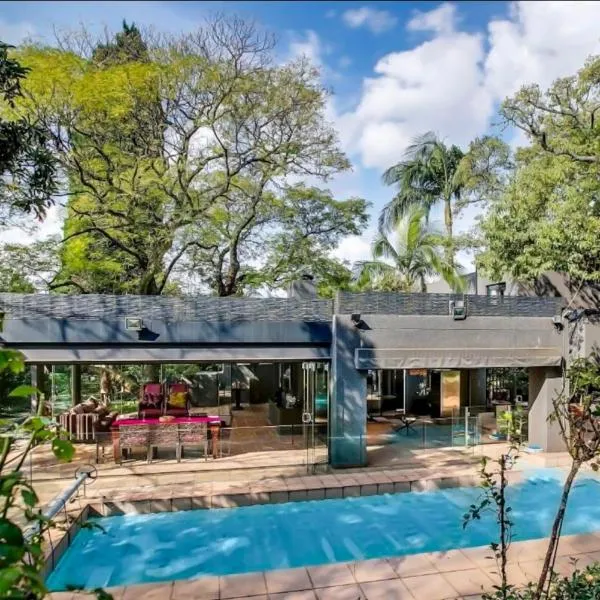 Beautiful home in a central suburb in Sandton，位于Erand的酒店