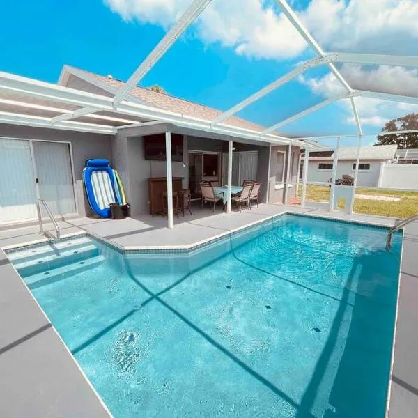Manatee Oasis Weeki Wachee Family Fun Pool Home，位于春丘的酒店