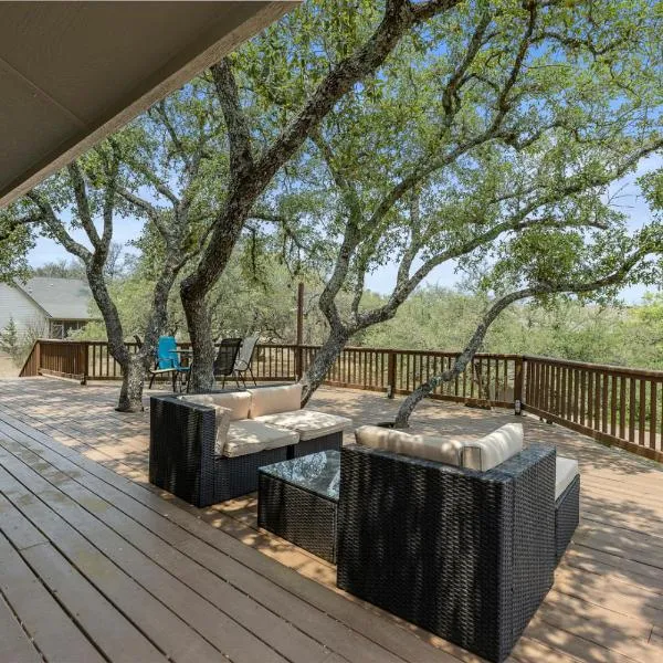 Wine Country Retreat – with a lake view!，位于Spicewood的酒店
