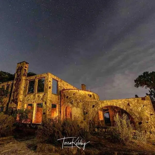 Bunkhouse at the Silver Spur Dancehall Ruins~Bandera, TX.，位于Tarpley的酒店