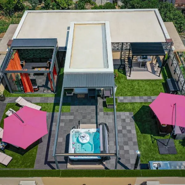 Sky, Luxury Apartment with Sea-View and Jacuzzi，位于卡什泰拉的酒店