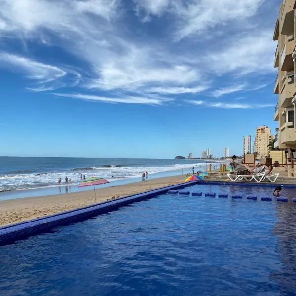 Marina del Sol Resort Condo directly on the Ocean 102，位于马萨特兰的酒店