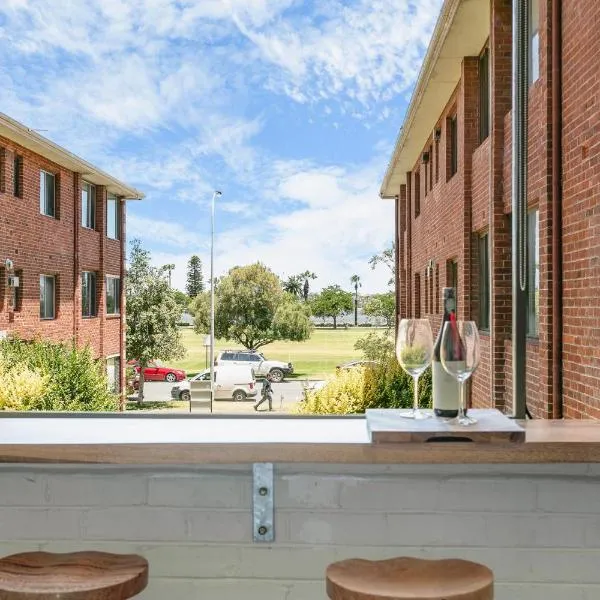 Langley Park 2BR CBD Character Apt with FREE Parking，位于珀斯的酒店