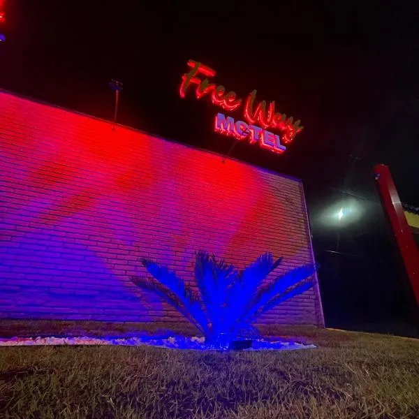 Free Way Motel，位于卡尔达斯的酒店