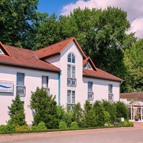 卡米纳湖滨酒店，位于Karnin-Stralsund的酒店