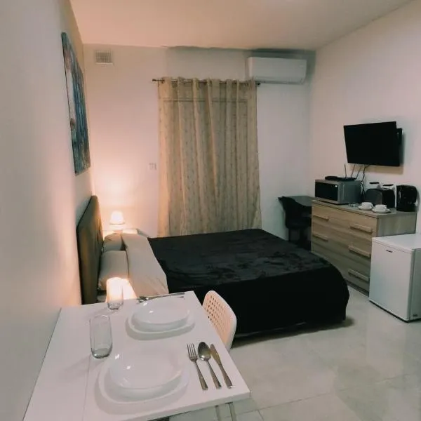 Fairwinds - Double Room with Ensuite - Luqa Airport - Self Check In & Out available，位于卢加的酒店