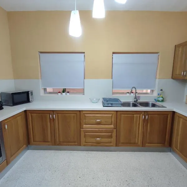 Dolphin Court 3-Bedroom Sea View Apartment in Marsaskala, Malta，位于马尔萨斯卡拉的酒店