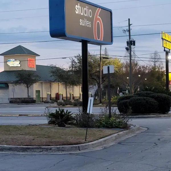 Studio 6 Suites Hinesville, GA，位于海恩斯维尔的酒店