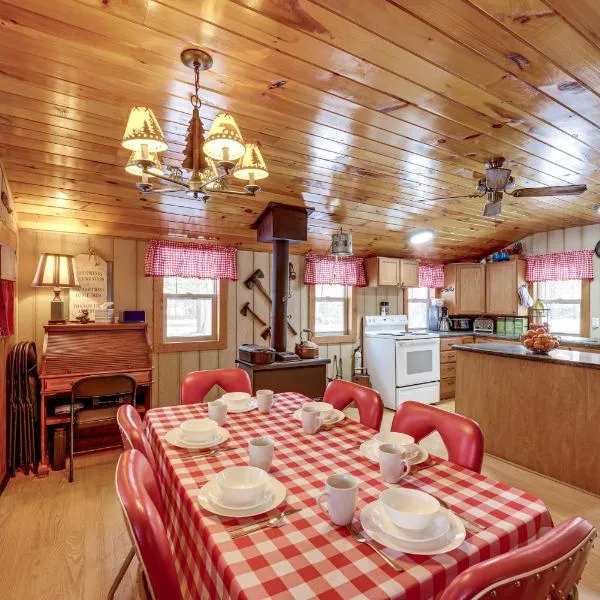 Pet-Friendly Irons Cottage with Fire Pit and Fireplace，位于Irons的酒店