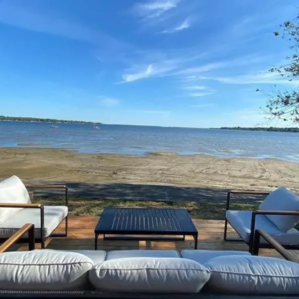Modern Lake Champlain Villa with Spa，位于维尼瑟恩魁北克的酒店