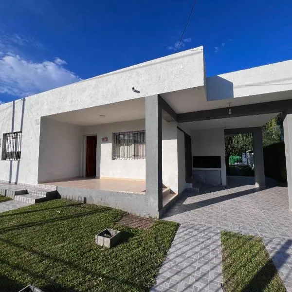 Hermosa y amplia casa con pileta，位于圣安东尼奥阿雷东多的酒店