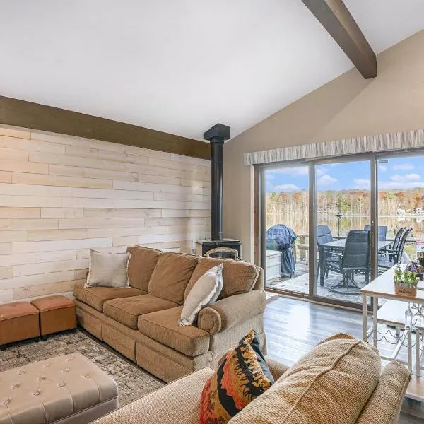 Quiet and Cozy Lakefront Home Near Mt Boyne，位于盖洛德的酒店
