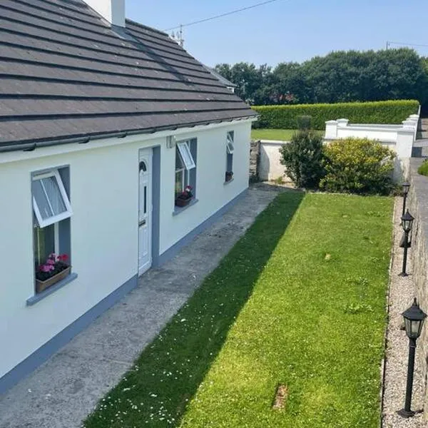 3 bedroom farmhouse in the Lahinch area.，位于Clarecastle的酒店