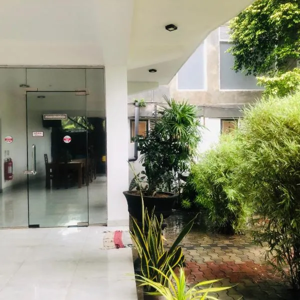 Senanayaka Holiday Inn，位于波隆纳鲁沃的酒店