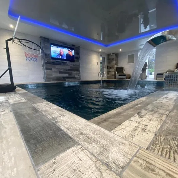 Jaw Dropping House with Private Indoor Pool, Hot Tub & Cinema，位于Peover Superior的酒店