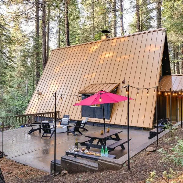 3 Mi to Calaveras Big Trees: Cabin w/ Fire Pit!，位于阿诺德的酒店