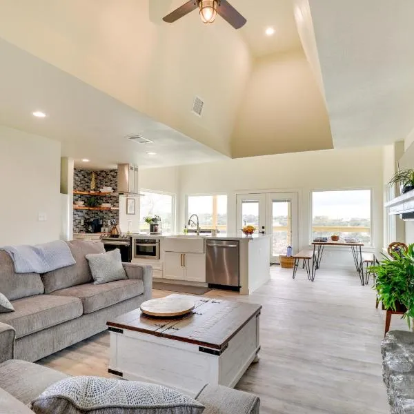 Serene Burnet Getaway with Buchanan Lake Views!，位于Burnet的酒店