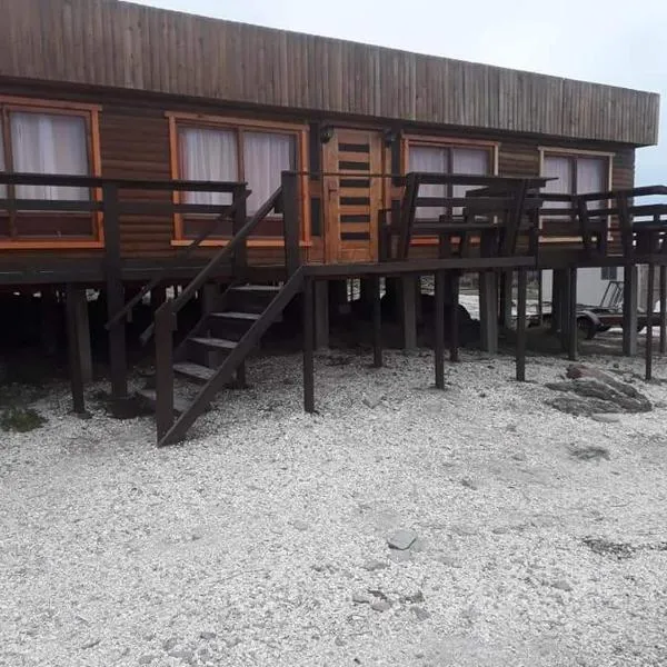 CABAÑA LA CASONA, salón, comedor y cocina amplia, con vista a la playa y las 3 islas, con baño en la habitación más uno adicional，位于Chañaral的酒店