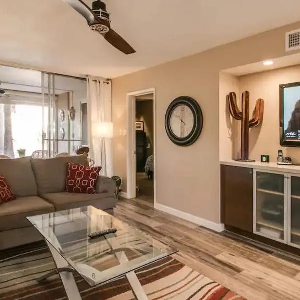 Cozy 2-Bdrm Condo in Heart of Old Town Scottsdale，位于斯科茨的酒店