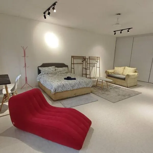 5-Person 1950s Shophouse: Vintage Charm & Smart TVs，位于太平的酒店