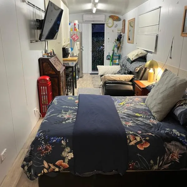 TINY HOME - Benny’s Bar，位于Lake Munmorah的酒店