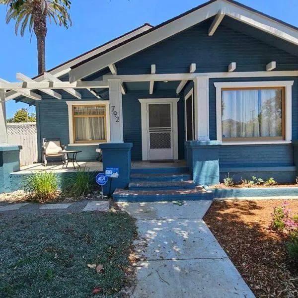 Entire home in Historic Long Beach close to shops，位于长滩的酒店