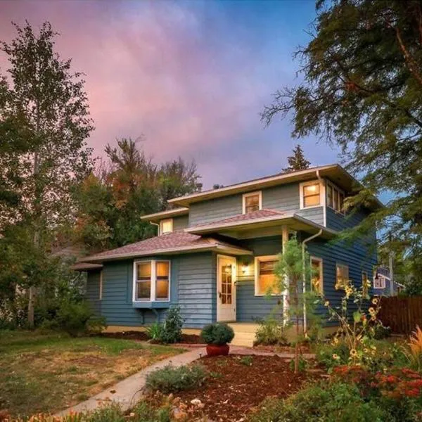 Beautiful Historic House in Central Longmont，位于朗蒙特的酒店