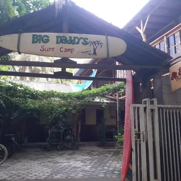 Big Daddy´s Surfcamp，位于Pasanggaran的酒店