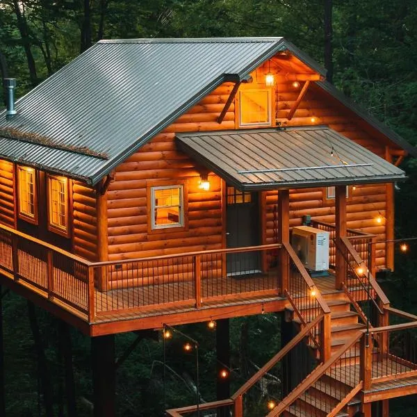 Cricket Hill Treehouse B by Amish Country Lodging，位于Millersburg的酒店