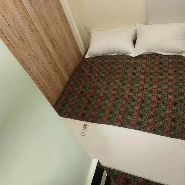 Near Airport AC Couple Friendly Room at a Budget Inn，位于孟买的酒店