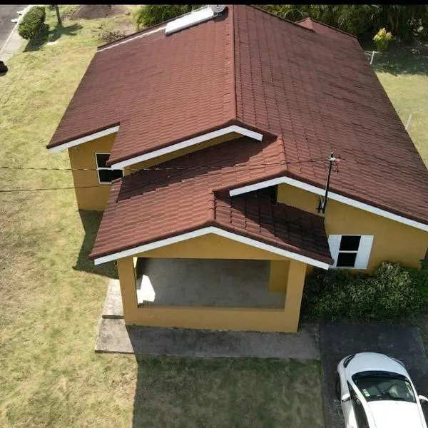 Elegant Three Bedroom Property in Jamaica，位于Banks的酒店